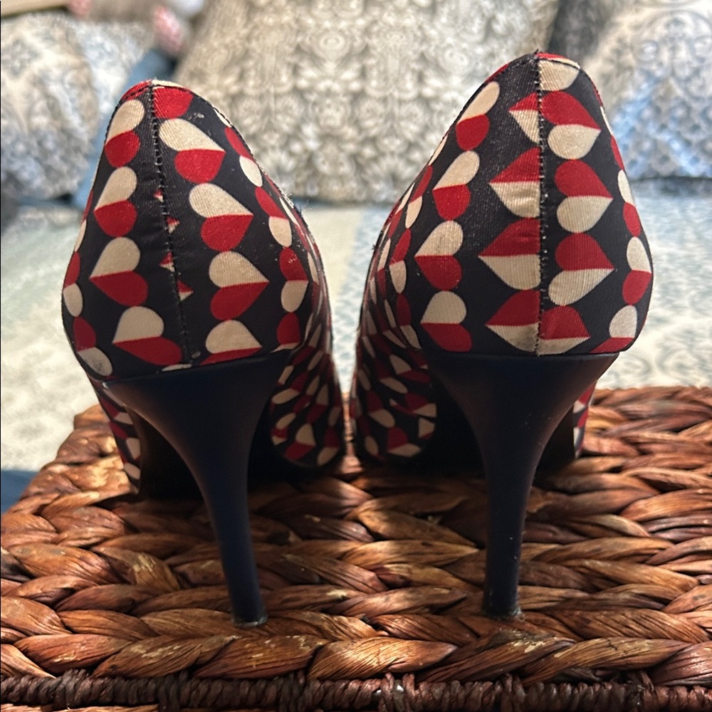 Nine West Red, White & Blue Heart Pattern Heels Size 7.5 - Picture 3 of 6